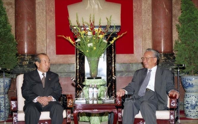 Chủ tịch nước Lê Đức Anh tiếp Chủ tịch Quốc hội Hàn Quốc Kim Soo-han tại Phủ Chủ tịch sáng 27/8/1996 khi ông Kim Soo-han có chuyến thăm chính thức Việt Nam. Ảnh: Xuân Tuân/TTXVN.