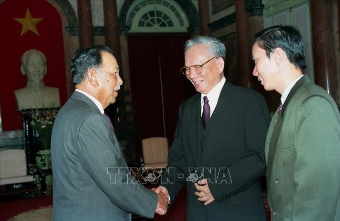 Chủ tịch nước Lê Đức Anh tiếp đón và hội đàm với Quốc vương Malaysia Tuanku Jaafar thăm chính thức Việt Nam ngày 19/12/1995 tại Hà Nội. Ảnh: Nguyễn Khang/TTXVN.