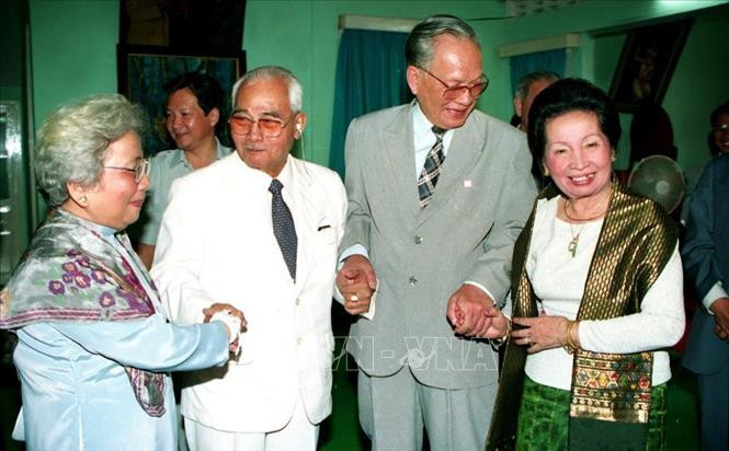 Chủ tịch nước Lê Đức Anh và Phu nhân thăm đồng chí Souphanouvong, Cố vấn Ban Chấp hành Trung ương Đảng Nhân dân cách mạng Lào và gia đình, nhân chuyến thăm hữu nghị chính thức CHDCND Lào, ngày 2/11/1993, tại Viêng Chăn. Ảnh: Cao Phong/TTXVN.