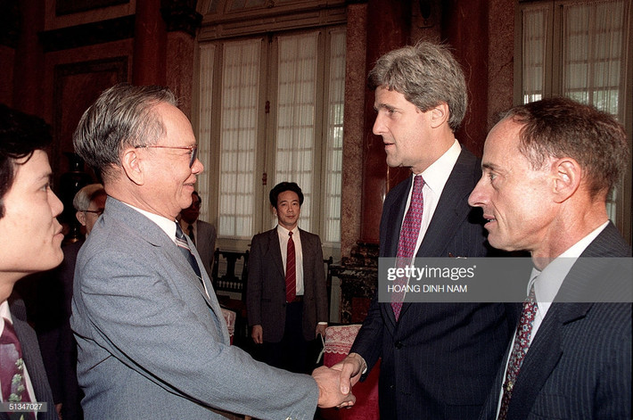 Chủ tịch nước Việt Nam Lê Đức Anh bắt tay Thượng nghị sĩ Mỹ John Kerry ngày 16/5/1993 tại Phủ Chủ tịch ở Hà Nội. Ảnh: Getty.