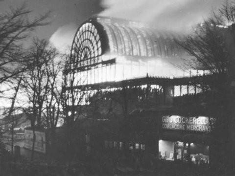 Cung điện Crystal ở London, Anh, do Sir Joseph Paxton thiết kế đã bị hư hại trong vụ cháy năm 1936 và hoàn toàn sụp đổ vào năm 1941.