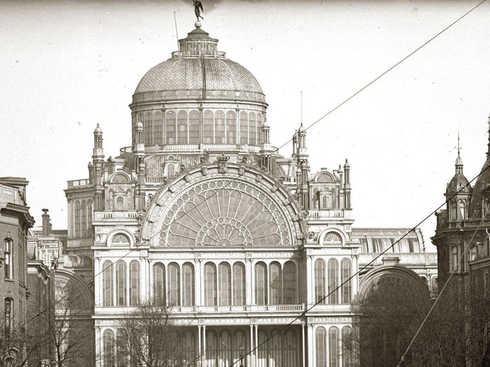 Phòng triển lãm Paleis voor Volksvlijt ở Amsterdam, Hà Lan, do kiến trúc sư Cornelis Oudtshoorn thiết kế. Công trình được hoàn thiện vào năm 1864, trở thành một trung tâm văn hóa-nghệ thuật với nhà hát có sức chứa lên tới 9.000 người.
