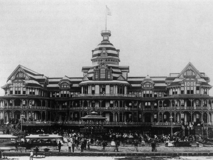 Nicholas J. Clayton là người thiết kế Khách sạn Beach ở Galveston Island, bang Texas (Mỹ) năm 1882. Sau thời gian mở cửa 16 năm, khách sạn này đã bị thiêu rụi một cách bí ẩn năm 1898. Có đồn đoán rằng khách sạn này bị phát hiện xả nước thải vào Vịnh Mexico nên giới chức thành phố quyết định đóng cửa nó.