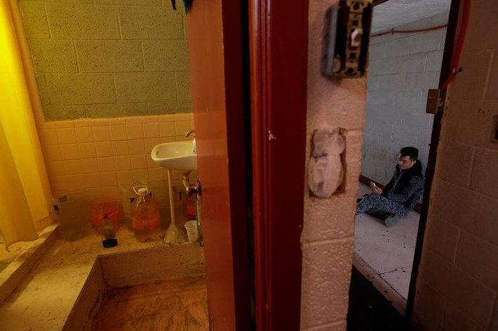 Một di dân Cuba dùng điện thoại bên ngoài phòng khách sạn mà anh thuê ở Ciudad Juarez, Mexico, ngày 1/4. Anh cũng đang chờ để được xin tị nạn tại Mỹ.