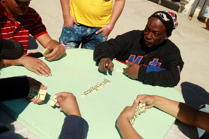 Các di dân Cuba chơi domino tại một nhà thờ được sử dụng làm nơi trú ẩn ở Ciudad Juarez, Mexico, ngày 25/2.