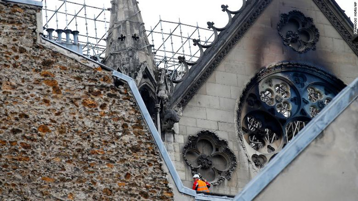 Một người đàn ông kiểm tra thiệt hại sau vụ cháy nhà thờ ở Paris. Ảnh: CNN.