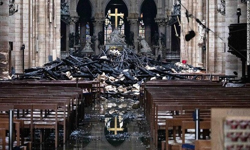 Bên trong gian chính của Nhà thờ Đức Bà Paris giờ chỉ còn đống tro tàn. Ảnh: CNN.