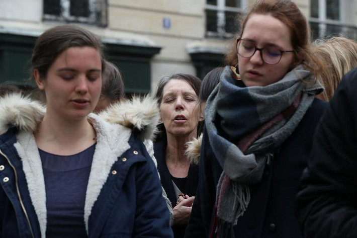 Người dân cầu nguyện gần Nhà thờ Đức Bà Paris hôm 16/4. Ảnh: Reuters.