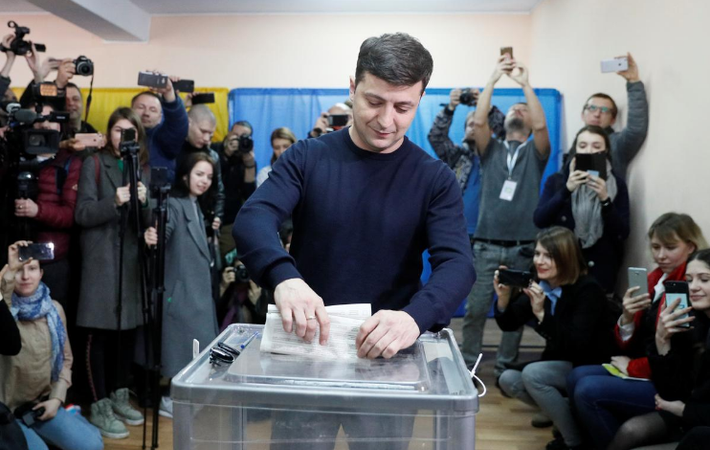 Như vậy, hai ứng viên tổng thống sáng giá nhất trong cuộc bầu cử Tổng thống Ukraine năm 2019 là diễn viên hài Volodymyr Zelensky và đương kim Tổng thống Petro Poroshenko. Ảnh: Ứng viên Tổng thống Ukraine Volodymyr Zelensky đi bỏ phiếu tại thủ đô Kiev trong cuộc bầu cử ngày 31/3. Ảnh: Reuters.