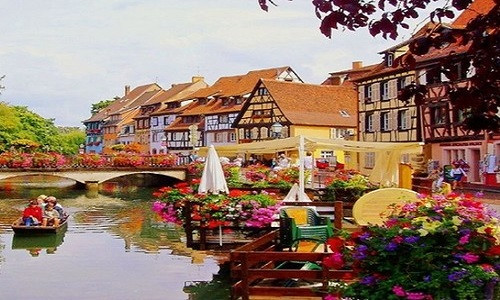 Ngôi làng Cong ở Ireland có rất nhiều cây cầu đá, tàn tích của tu viện thời Trung cổ, lâu đài Ashford,…