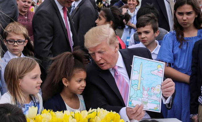 Tổng thống Trump cầm bức vẽ của một em nhỏ dịp lễ Phục sinh.