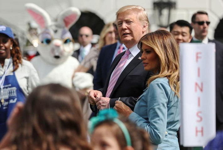 Tổng thống Trump và Đệ nhất phu nhân Melania chủ trì cuộc thi lăn trứng Phục sinh tại Nhà Trắng.