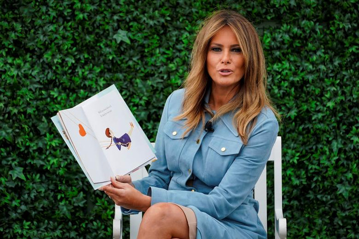 Đệ nhất phu nhân Melania đọc sách "The Wonderful Things You Will Be" của Emily Winfielad Martin cho các em nhỏ ngày 22/4.