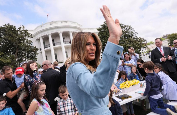 Đệ nhất phu nhân Melania Trump vẫy chào đám đông tại bãi cỏ phía Nam của Nhà Trắng.