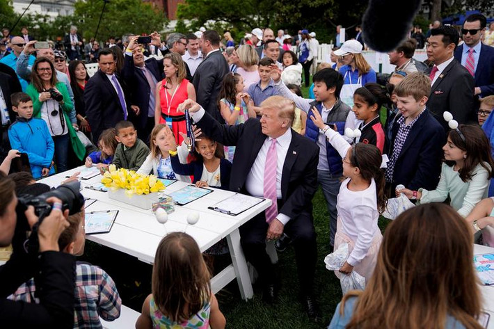 Các em nhỏ "bao vây" Tổng thống Trump tại bãi cỏ phía Nam của Nhà Trắng.