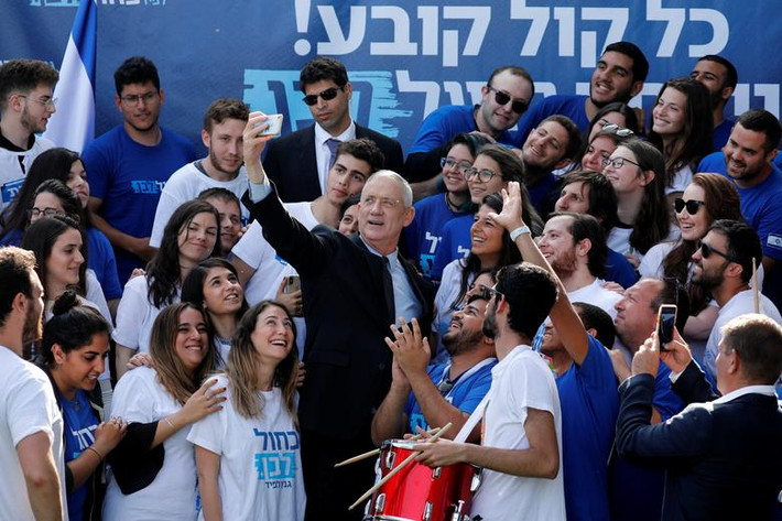 Ông Benny chụp ảnh cùng những người ủng hộ bên ngoài trụ sở của đảng này ở Tel Aviv ngày 8/4.