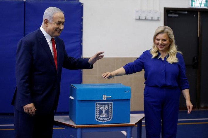 Trước đó, Thủ tướng Netanyahu và phu nhân Sara đi bỏ phiếu ở Jerusalem.
