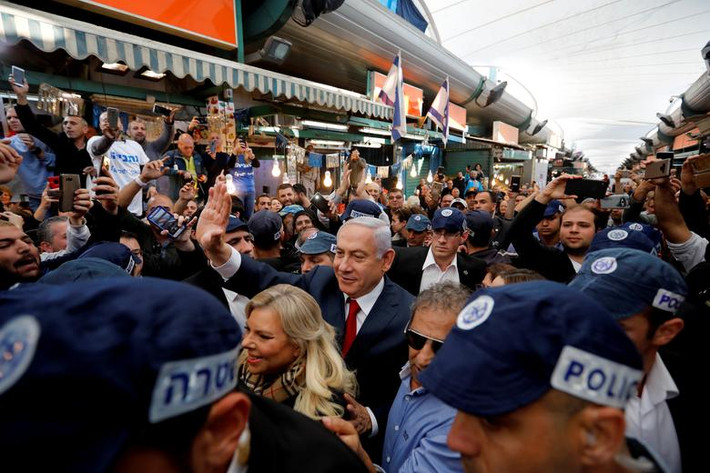 Thủ tướng Israel Netanyahu và phu nhân Sara thăm một khu chợ ở Tel Aviv ngày 2/4.