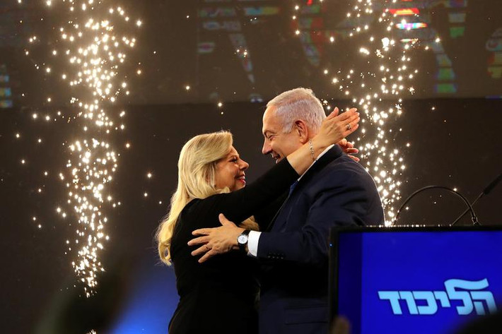 Thủ tướng Benjamin Netanyahu và phu nhân Sara ăn mừng trên sâu khấu tại trụ sở của đảng Likud ở Tel Aviv.