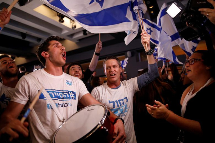 Đông đảo người ủng hộ Đảng Xanh-Trắng của ông Benny ở Tel Aviv.