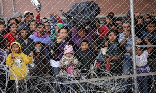 Theo hãng thông tấn Reuters, tuần trước, hàng trăm di dân vượt biên trái phép đã bị tạm giữ tại một "khu trại" tạm bợ được quây kín bằng hàng rào thép ở El Paso, bang Texas, Mỹ. Khu trại này được thiết lập bên dưới cây cầu quốc tế Paso del Norte nối El Paso với Ciudad Juarez, Mexico. (Nguồn ảnh: Reuters)