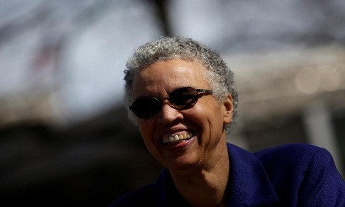 Ứng viên Thị trưởng Chicago Toni Preckwinkle rời đi sau khi bỏ phiếu xong. Được biết, bà Preckwinkle từng là uỷ viên hội đồng thành phố trong gần 20 năm.