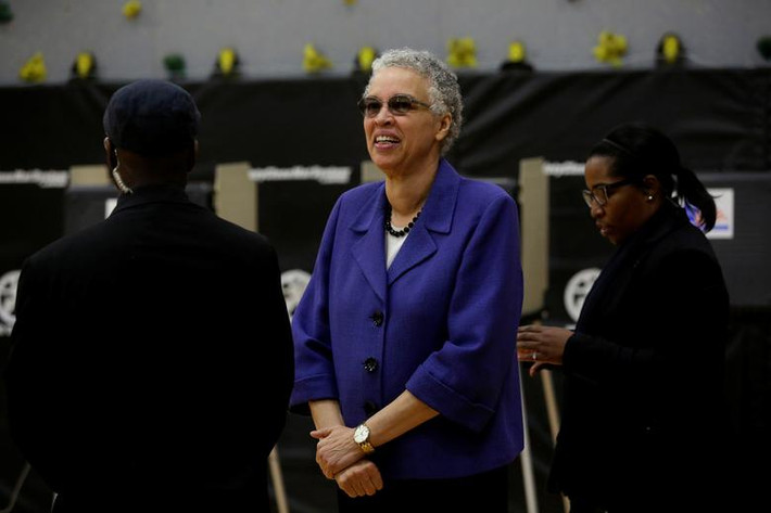 Ứng viên Thị trưởng Chicago Toni Preckwinkle chờ đến lượt bỏ phiếu.