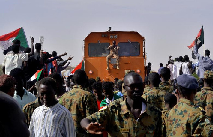Nguyên nhân là bởi vì, nhóm biểu tình chính của Sudan yêu cầu Hội đồng Quân sự chuyển tiếp chuyển giao quyền lực ngay lập tức cho một chính phủ dân sự.
