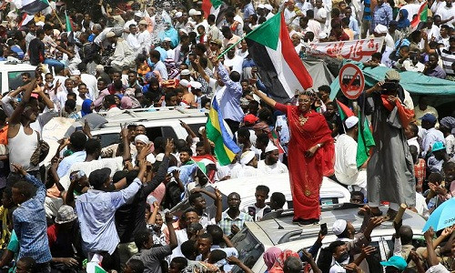 Đám đông người biểu tình tập trung gần trụ sở Bộ Quốc phòng Sudan ở Khartoum cuối tuần trước.
