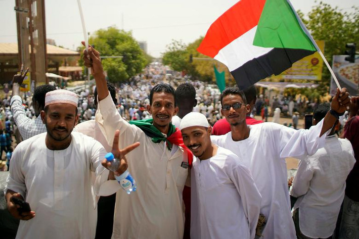 Những người tham gia biểu tình chụp ảnh "tự sướng" gần trụ sở Bộ Quốc phòng Sudan ở Khartoum ngày 12/4.