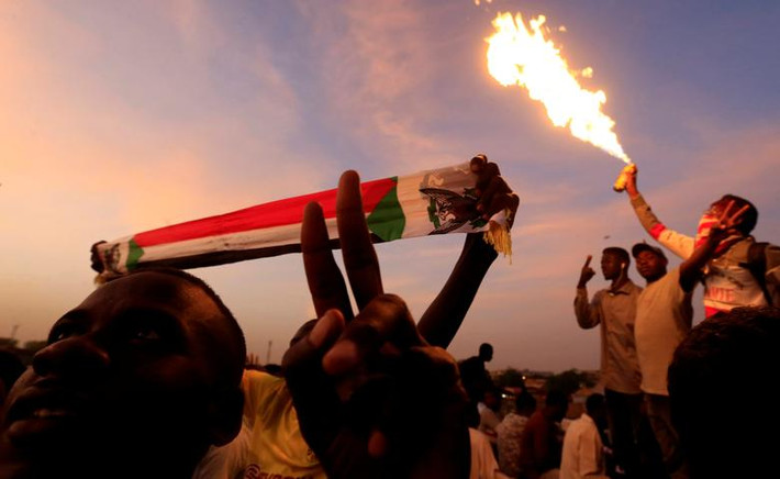 Trước đó, hôm 11/4, Quân đội Sudan thông báo lệnh ngừng bắn trên toàn quốc và tuyên bố một hội đồng quân sự sẽ điều hành đất trong giai đoạn chuyển tiếp kéo dài 2 năm, trước khi cuộc bầu cử được tổ chức.