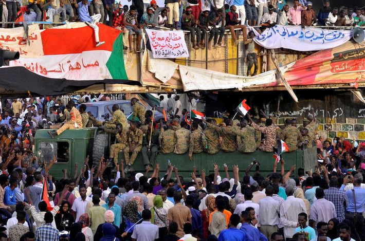 Đám đông người biểu tình tập trung bên ngoài trụ sở Bộ Quốc phòng Sudan ở thủ đô Khartoum ngày 14/4.