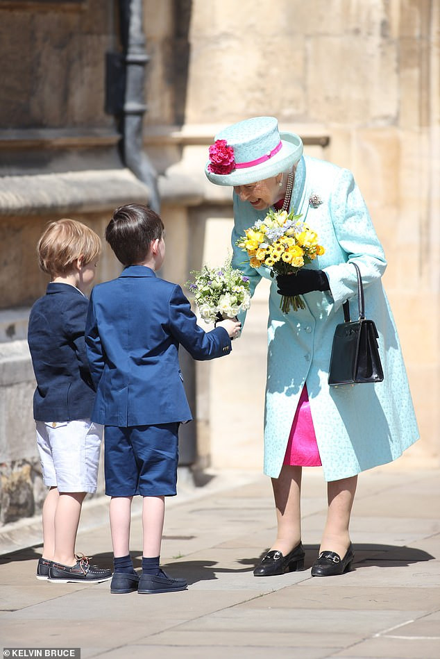 Nữ hoàng Anh Elizabeth II nhận hoa từ hai em nhỏ trong ngày sinh nhật của mình.