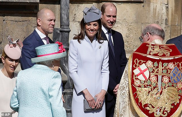 Công nương Kate cười tươi khi Nữ hoàng Elizabeth II tới nhà thờ.