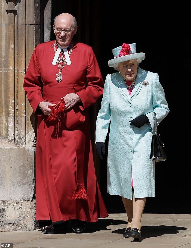 Nữ hoàng Elizabeth II rời khỏi nhà thờ sau khi buổi lễ kết thúc.