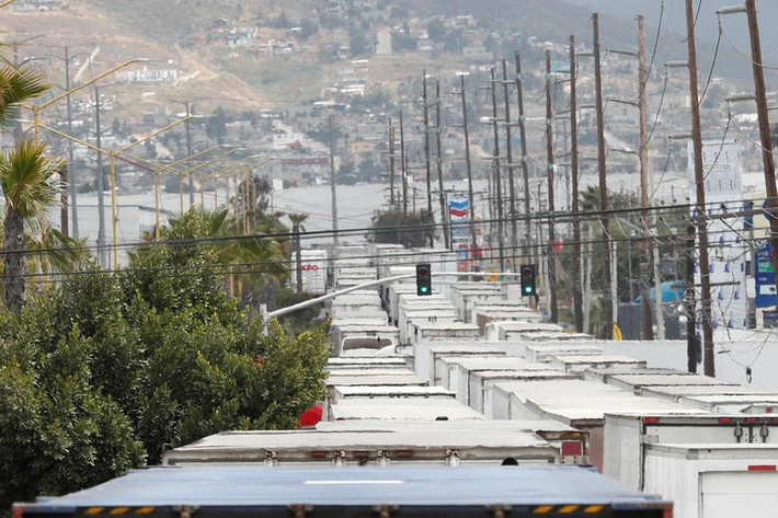 Theo hãng thông tấn Reuters, rất nhiều xe tải xếp hàng dài ở khu vực biên giới Mỹ-Mexico những ngày qua, sau khi Mỹ điều chuyển khoảng 750 nhân viên hải quan sang làm nhiệm vụ đối phó với làn sóng người nhập cư vào Mỹ ngày càng tăng. (Nguồn ảnh: Reuters)