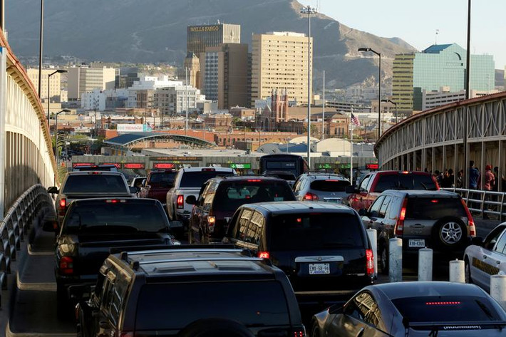 Cảnh tắc nghẽn tại cây cầu quốc tế Paso del Norte phía Ciudad Juarez, Mexico.