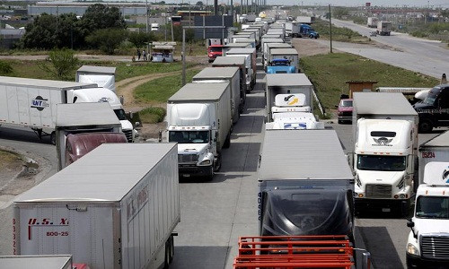 Các tài xế chở hàng hoá từ Ciudad Juarez của Mexico đến El Paso, bang Texas (Mỹ) đã bị "cầm chân" ở khu vực biên giới tới 12 giờ.