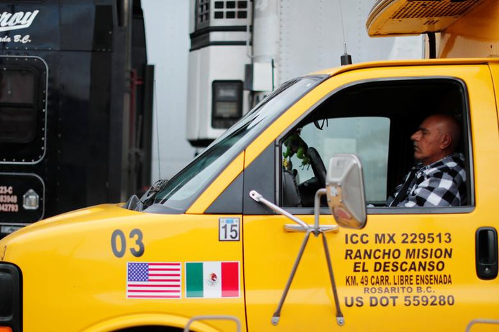 Cờ Mỹ và Mexico trên một chiếc xe tải tại cửa khẩu Otay phía Tijuana, Mexico, ngày 3/4.