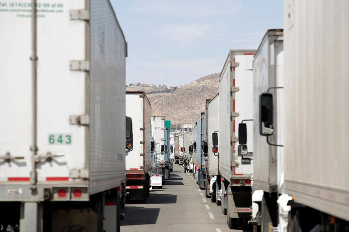 Hàng dài xe tải xếp hàng trên cây cầu Cordova-Americas phía Ciudad Juarez, Mexico, ngày 2/4.