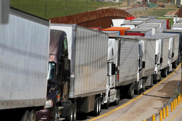 Những chiếc xe tải nối đuôi nhau tại cửa khẩu biên giới Otay phía Tijuana, Mexico.