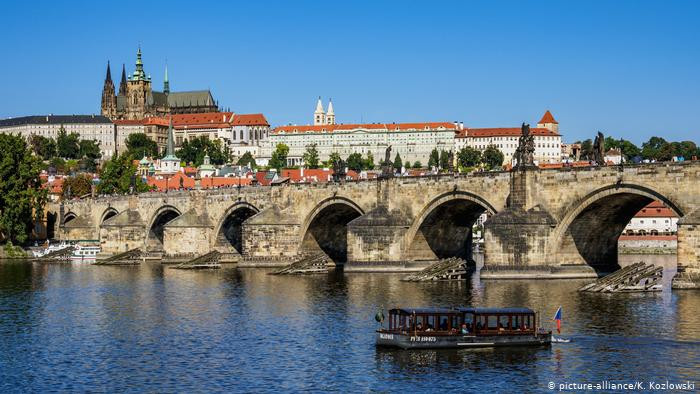 Cầu Charles là một cây cầu có ý nghĩa lịch sử quan trọng tại Praha, Cộng hòa Séc. Công trình được bắt đầu xây vào năm 1357 và hoàn thành vào đầu thế kỷ 15. Cầu Charles là một trong những cây cầu đá cổ nhất của Châu Âu.