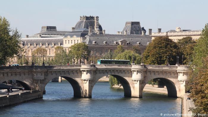 Pont Neuf, được hoàn thành vào năm 1607, là cây cầu cổ nhất bắc qua sông Seine ở thủ đô Paris, Pháp.