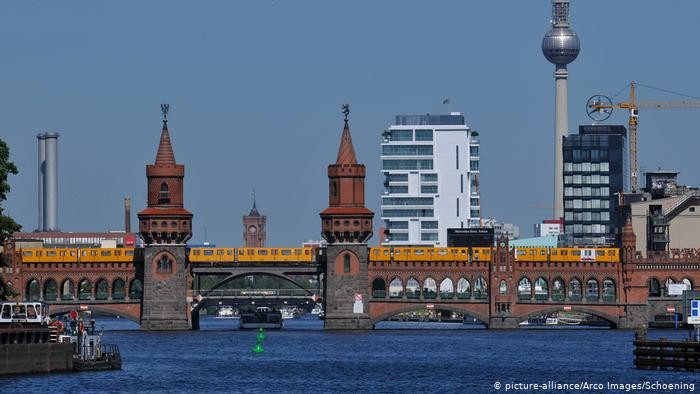 Cây cầu Oberbaum hai tầng bắc qua sông Spree là một trong những địa điểm nổi tiếng ở thủ đô Berlin, Đức.