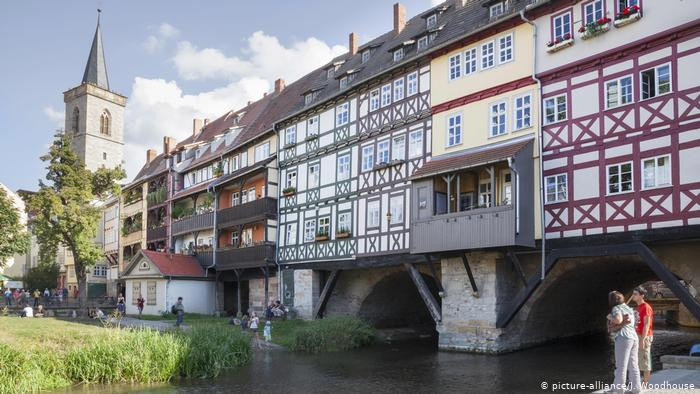 Cầu Krämerbrücke là một cây cầu vòm thời Trung cổ ở thành phố Erfurt, Đức. Ban đầu, cây cầu được xây bằng gỗ nhưng sau đó vào năm 1325, nó được xây bằng đá. Đây là một trong số ít những cây cầu còn lại trên thế giới có các tòa nhà có người ở.