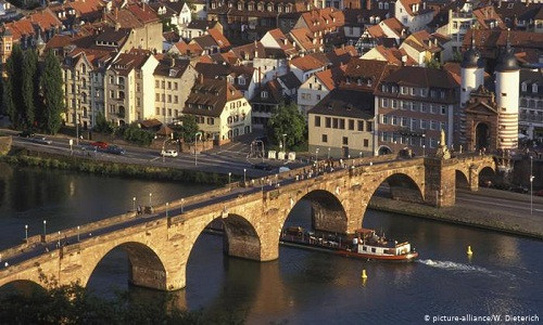 Cầu Cũ ở Heidelberg, Đức, bắc qua sông Neckar. Nó được xây bằng đá vào thế kỷ 18, sau khi cây cầu bằng gỗ trước đó bị phá huỷ trong các trận lũ lụt và chiến tranh.