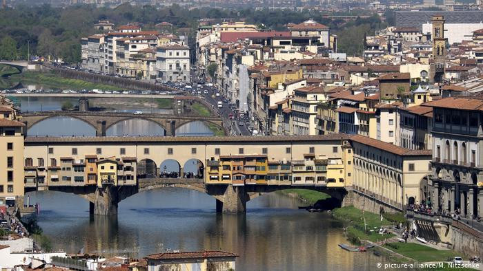 Ponte Vecchio, hay còn gọi là Cầu Cũ, là một cầu thời Trung cổ bắc qua sông Arno ở Florence, Italy. Cầu Ponte Vecchio giống như một khu phố thu nhỏ với các cửa hàng được xây dọc theo cầu. (Nguồn ảnh: DW)