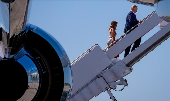 Tổng thống Trump và Đệ nhất phu nhân Melania lên máy bay trở về hôm 21/4 sau kỳ nghỉ Lễ Phục sinh tại khu nghỉ dưỡng Mar-a-lago.