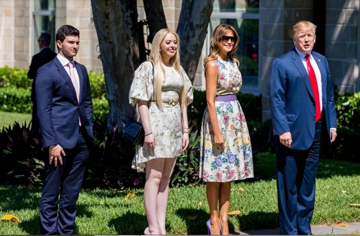 Từ phải sang trái: Tổng thống Trump, Đệ nhất phu nhân Melania, con gái của ông Trump – Tiffany và bạn trai của cô, Michael Boulos, tại nhà thờ Bethesda-by-the Sea ngày 21/4.