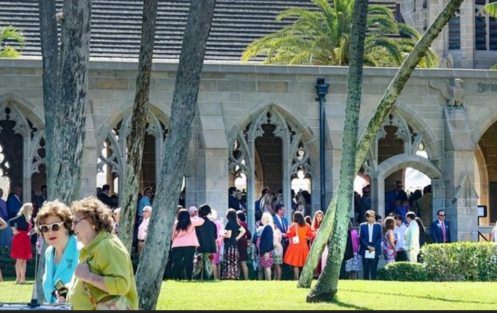 Nhiều người dân đứng chờ bên ngoài nhà thờ Bethesda-by-the-Sea.